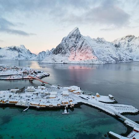 The Famous Yellow House Reine Exterior photo