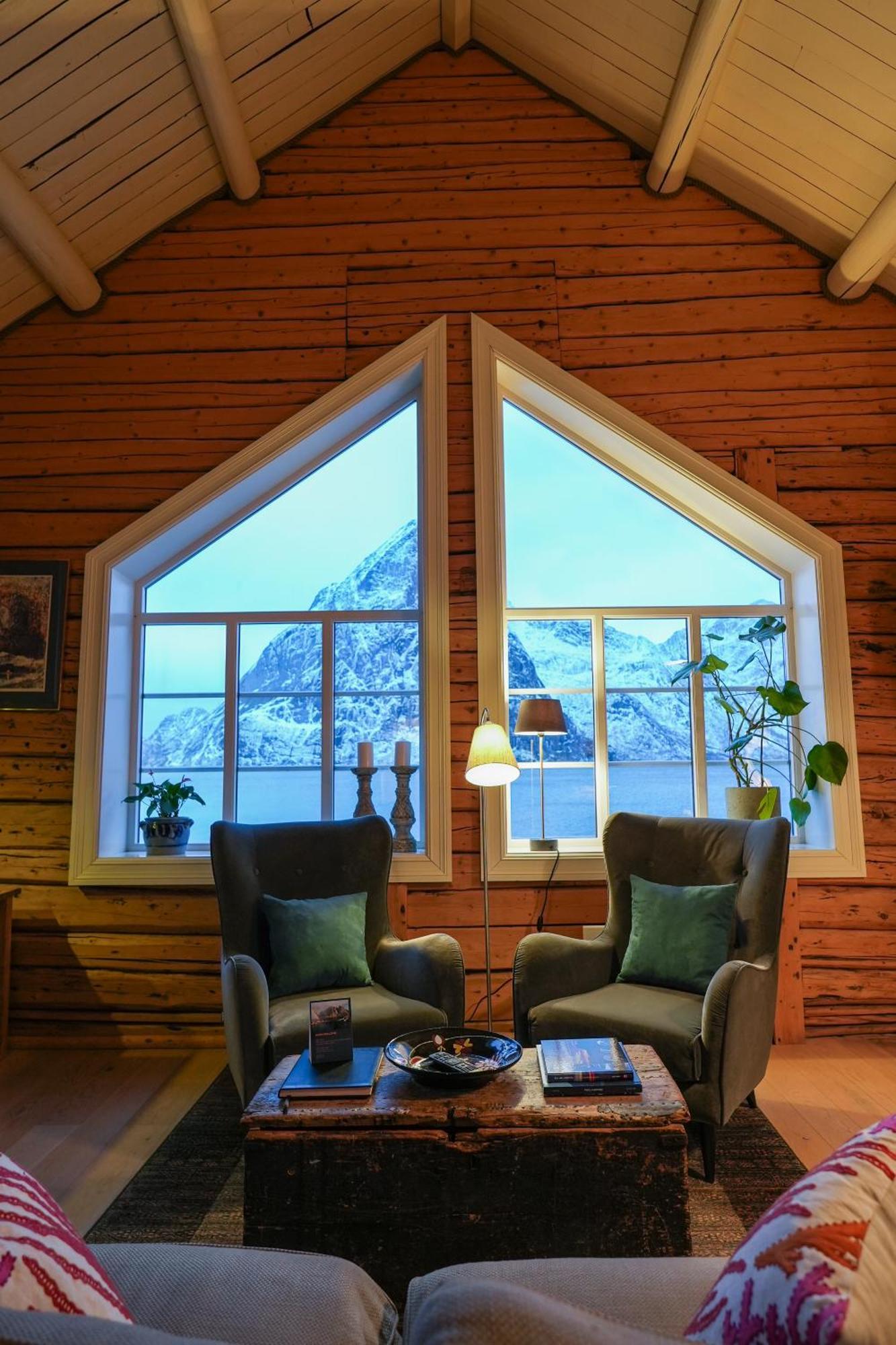 The Famous Yellow House Reine Exterior photo
