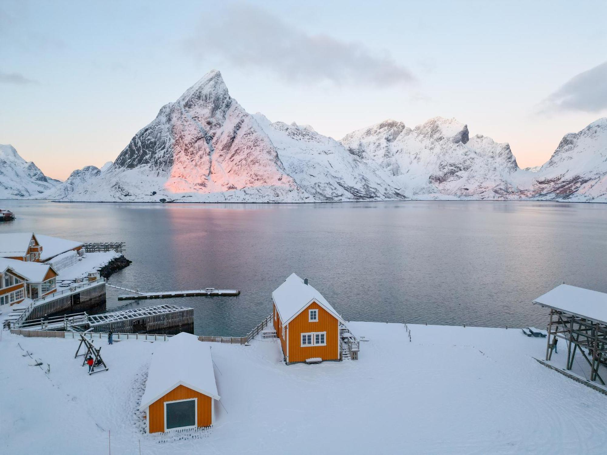 The Famous Yellow House Reine Exterior photo