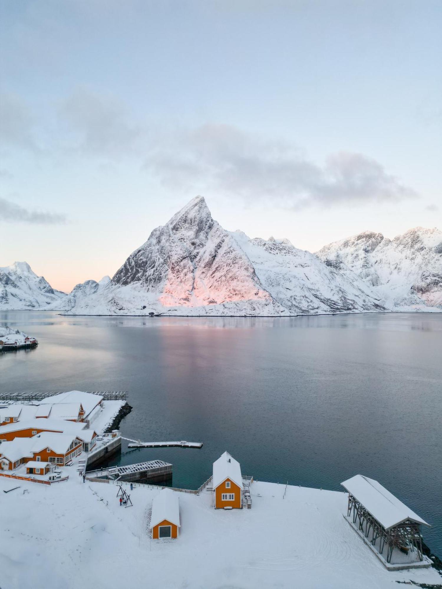 The Famous Yellow House Reine Exterior photo