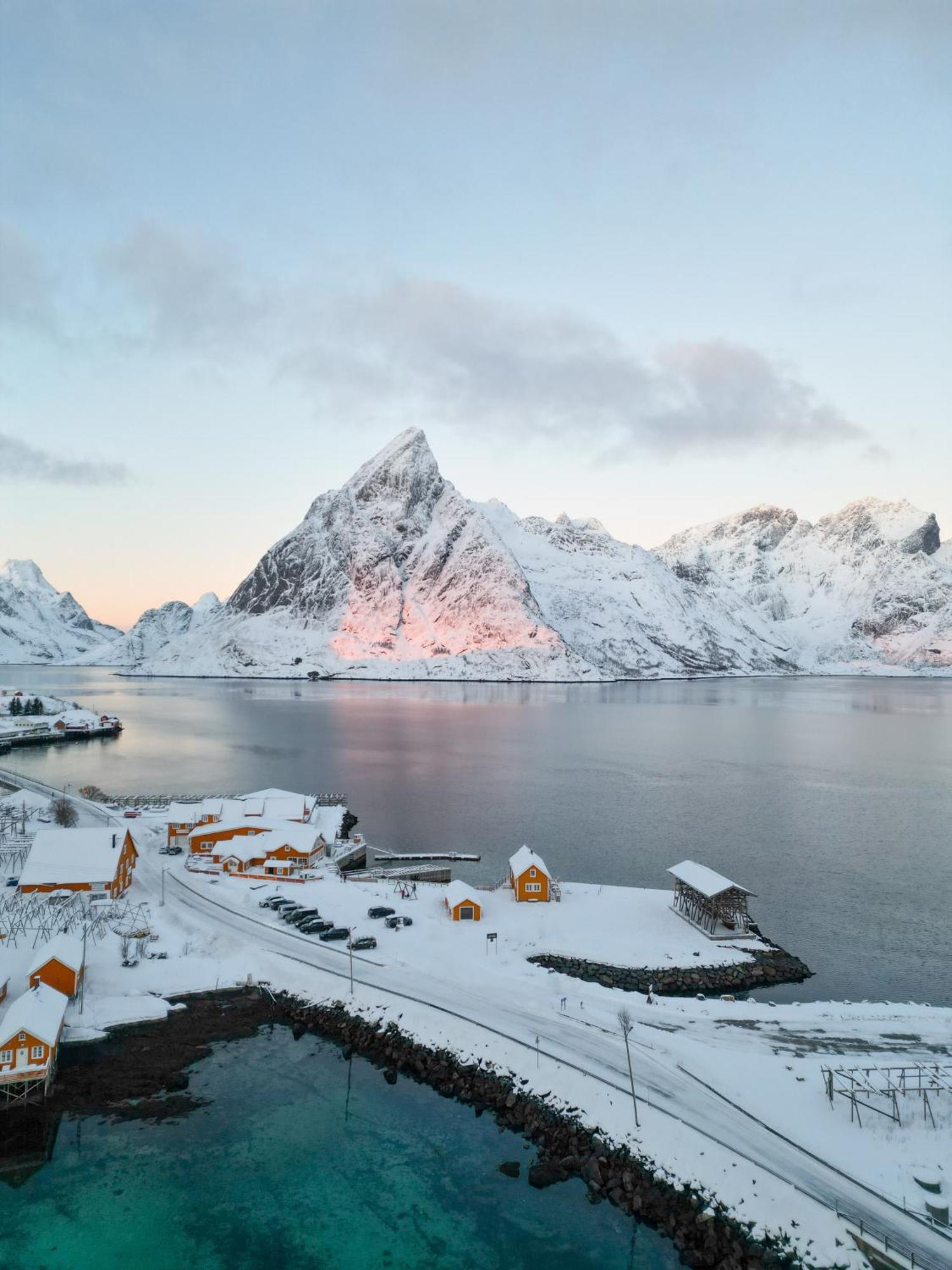 The Famous Yellow House Reine Exterior photo