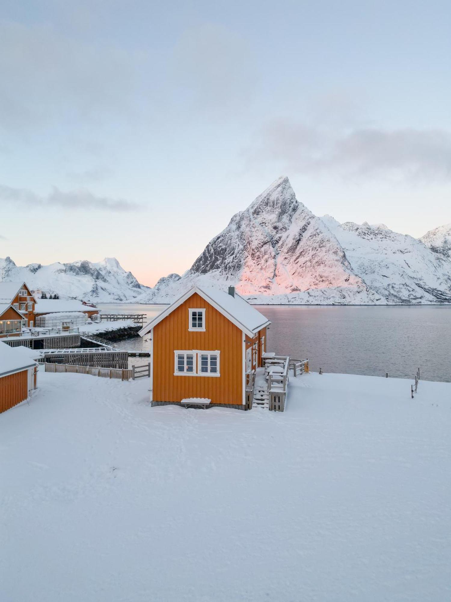 The Famous Yellow House Reine Exterior photo