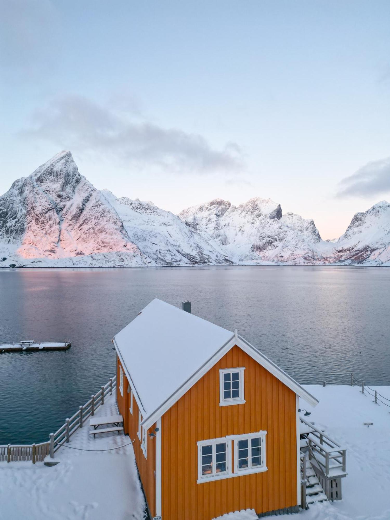 The Famous Yellow House Reine Exterior photo