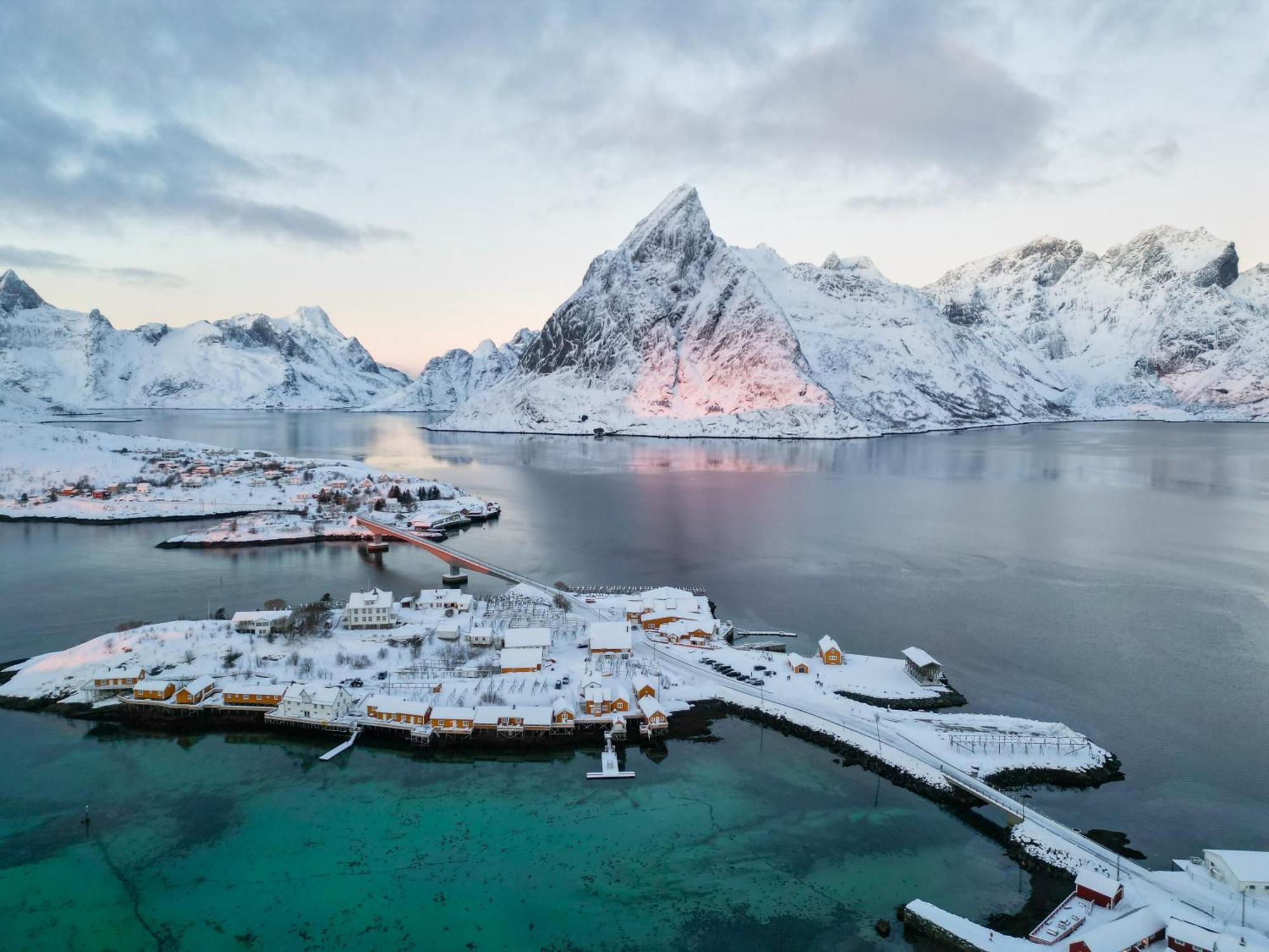 The Famous Yellow House Reine Exterior photo