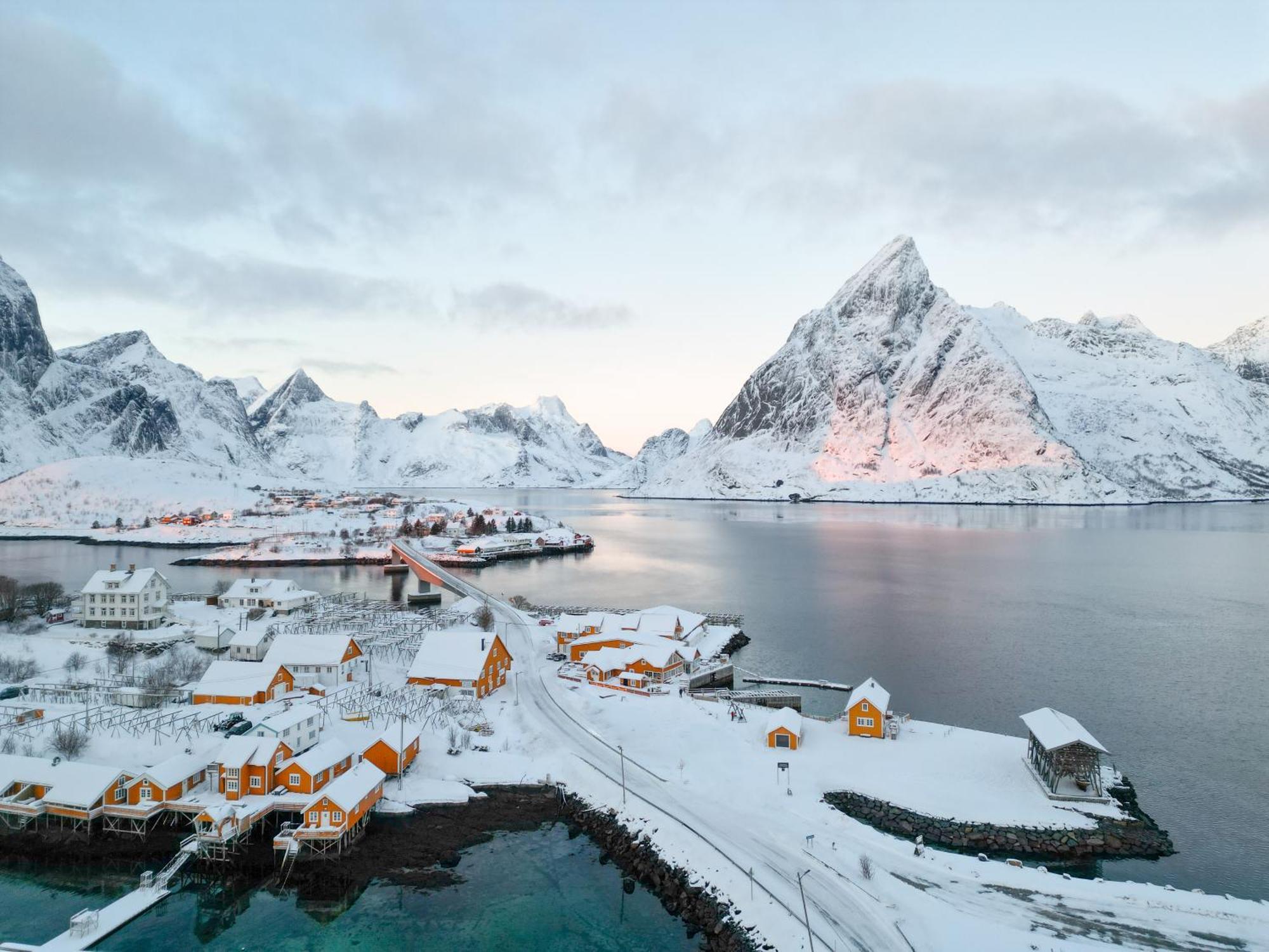 The Famous Yellow House Reine Exterior photo