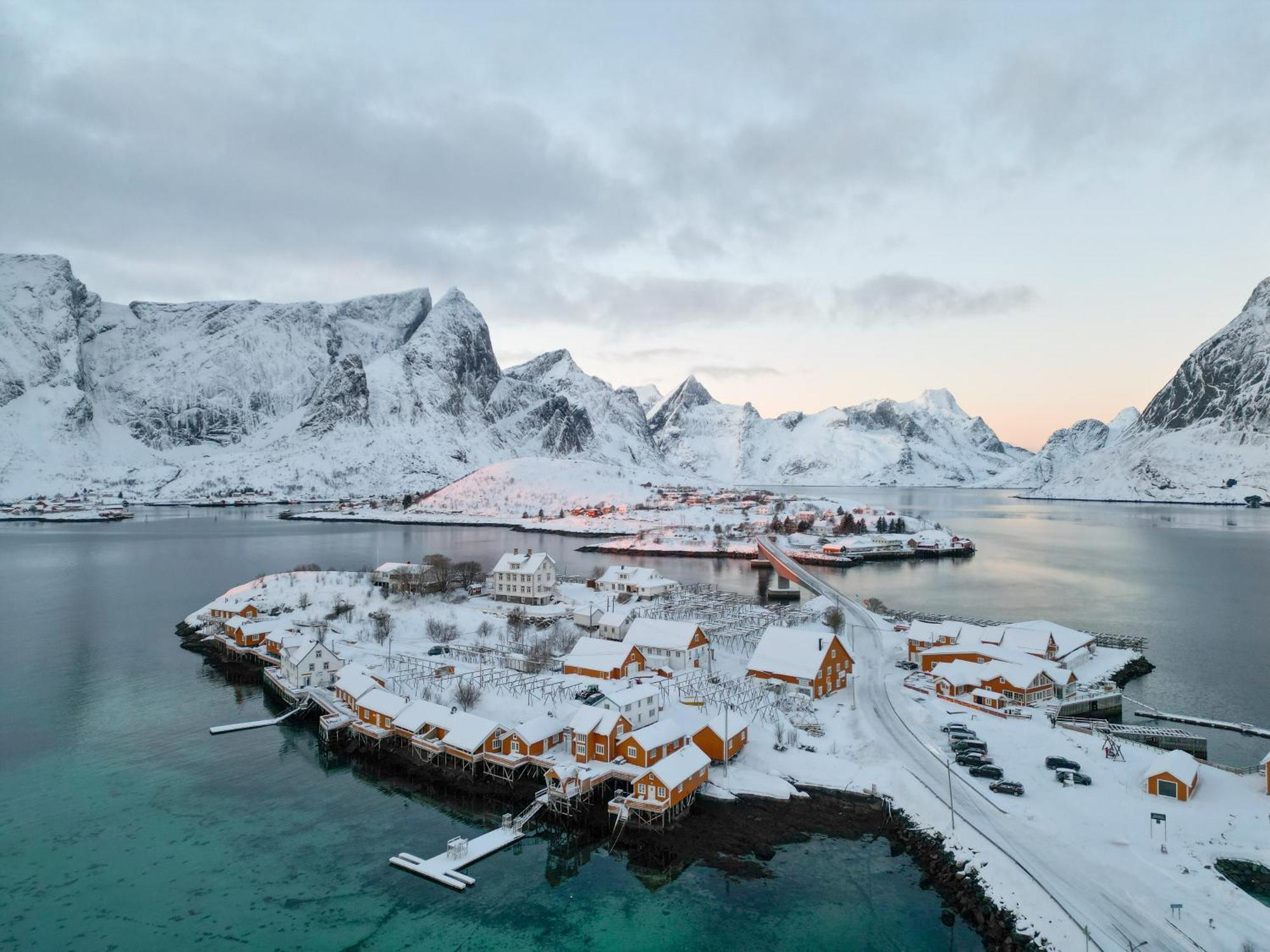 The Famous Yellow House Reine Exterior photo
