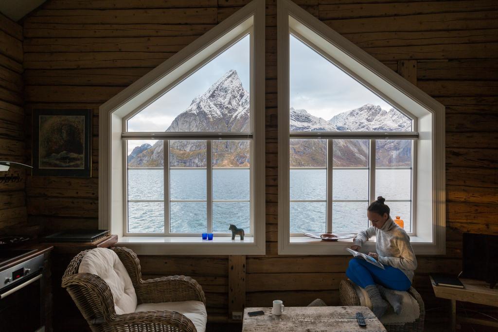 The Famous Yellow House Reine Exterior photo