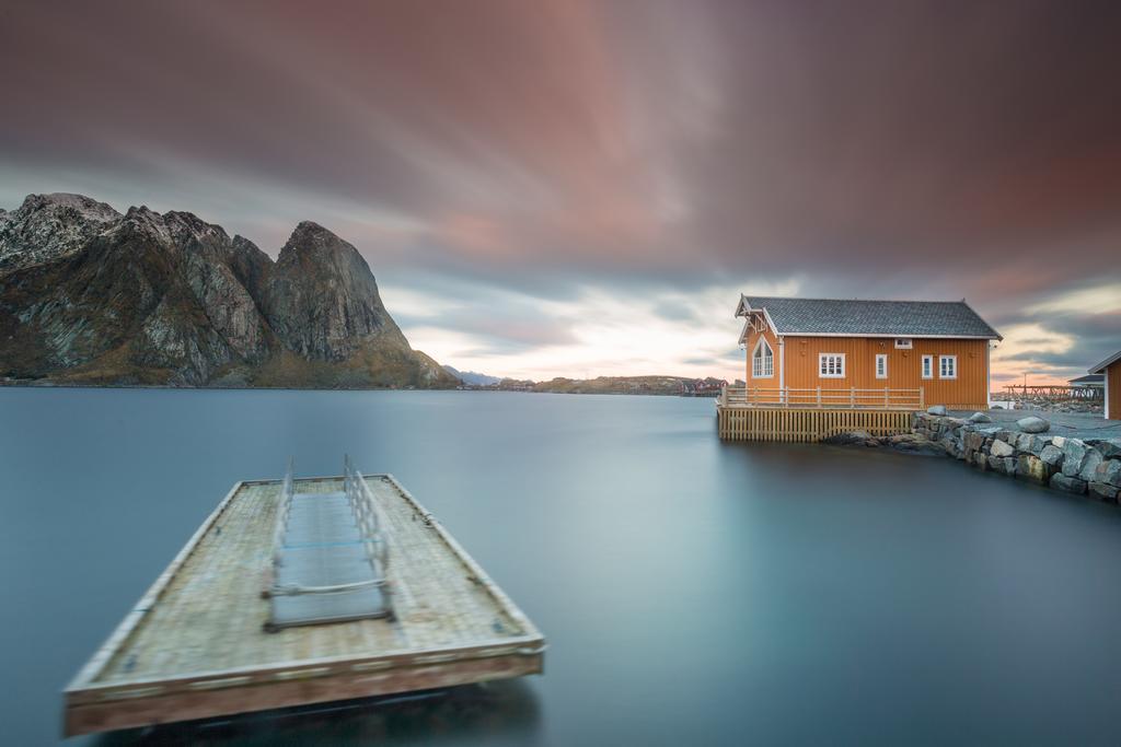 The Famous Yellow House Reine Exterior photo
